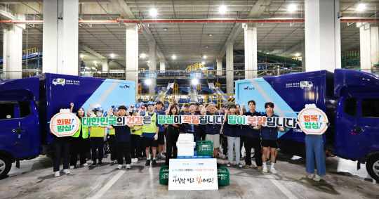 9일 송파택배지점 관계자들이 격려품을 전달받고 기념촬영을 하고 있다. 한진 제공